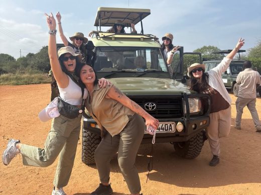 Tsavo Est.Terra rossa, silenzi che parlano, occhi che imparano.In mezzo alla natura selvaggia, a (2)